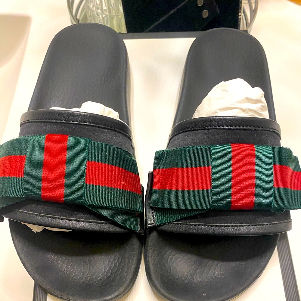 Signature Gucci Bow Slides